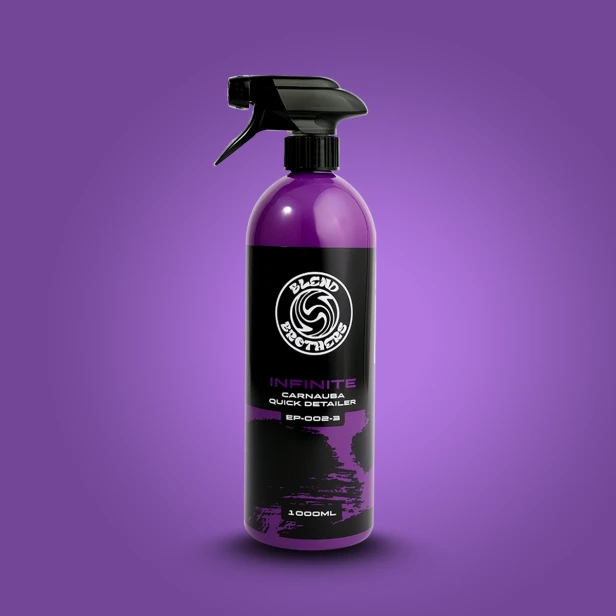 Profesjonalny quick detailer z woskiem carnauba INFINITE 1L na fioletowym tle