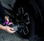 Prezentacja butelki VILLAIN 1L podczas czernienia opon i renowacji gumy