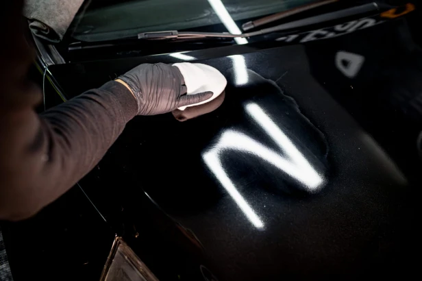 Ekstremalna hydrofobowość i kropelkowanie wody na masce po użyciu EZ COATING