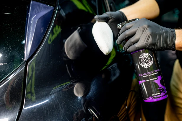 Rozpylanie powłoki EZ COATING na czarny lakier samochodu – szybkie zabezpieczenie