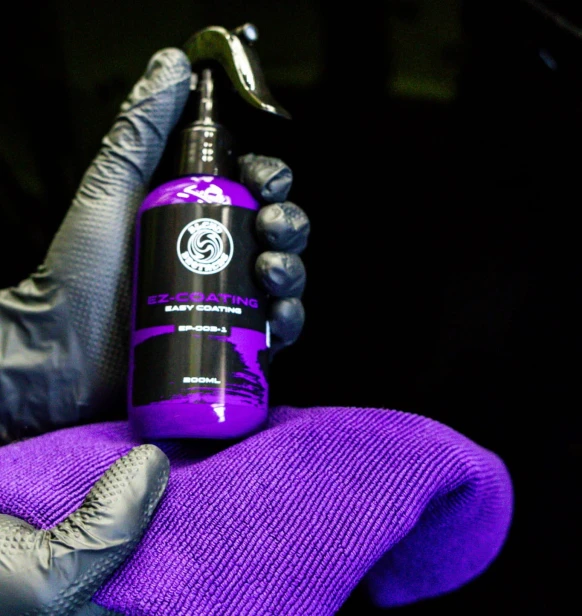 Aplikacja sealanta EZ COATING na maskę auta – ekstremalna wydajność i ochrona lakieru