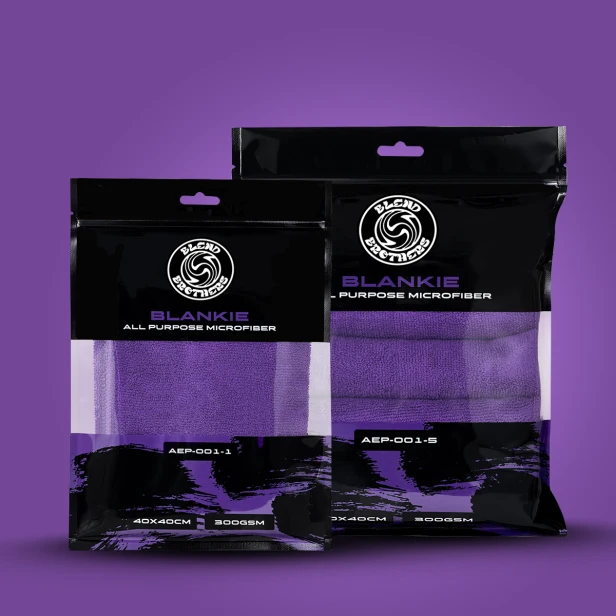 Dwa opakowania fioletowych mikrofibr Blend Brothers Blankie – zestaw 5 sztuk oraz pojedyncze opakowanie na fioletowym tle.