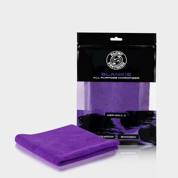 Profesjonalny packshot fioletowej mikrofibry Blankie 1 sztuka wraz z czarnym opakowaniem z logo Blend Brothers.