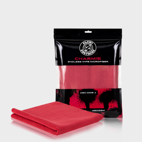 Profesjonalny packshot mikrofibry Charmie Magenta 1 sztuka wraz z opakowaniem na jasnym tle.