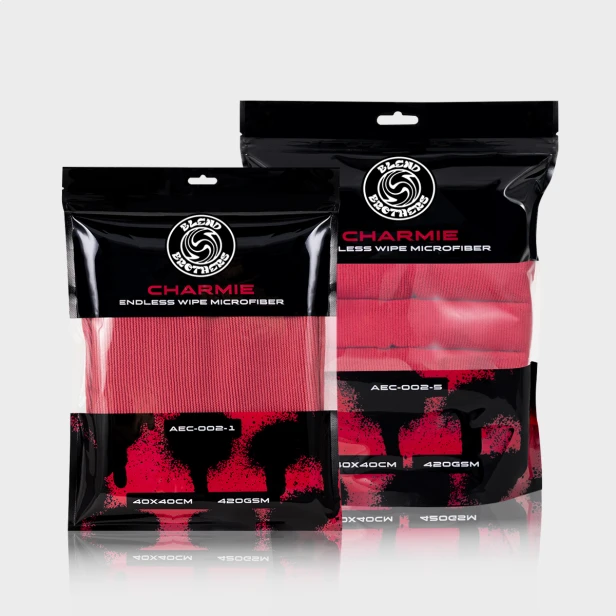 Profesjonalny packshot zestawu 5 mikrofibr Charmie Magenta z opakowaniem na jasnym tle z odbiciem.