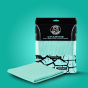 Turkusowa mikrofibra do szyb i wnętrz Blend Brothers Charmie 1 sztuka obok opakowania na turkusowym tle.