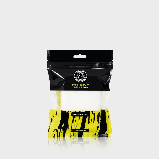 Packshot padu czyszczącego Frisky 1 sztuka wraz z opakowaniem na jasnym tle z odbiciem.