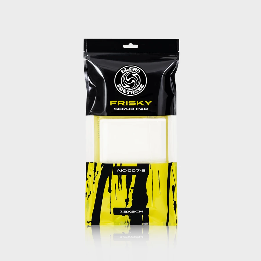 Zestaw 3 padów czyszczących Frisky Scrub Pad obok dużego opakowania na limonkowym tle.