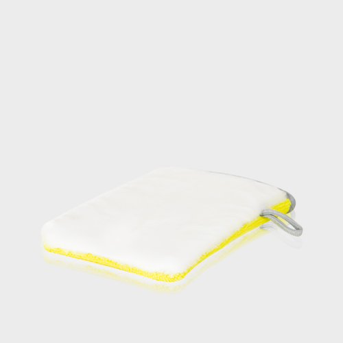 Biało-limonkowa rękawica Crispy Scrub Mitt prezentująca stronę z włosiem do szorowania detali.