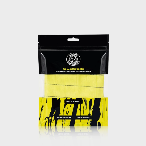 Profesjonalny packshot jednej sztuki mikrofibry Glossie z czarnym opakowaniem na jasnym tle.