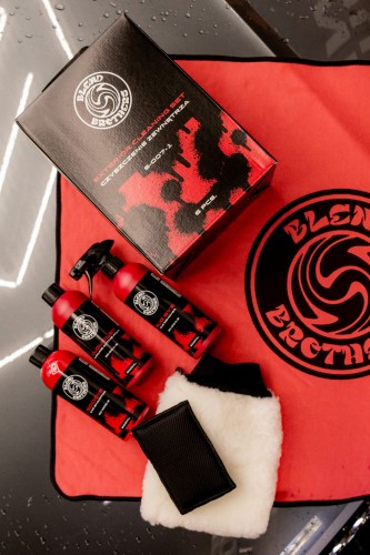 Eleganckie czarno-czerwone pudełko Exterior Cleaning Set Blend Brothers – czyszczenie zewnętrzne auta.
