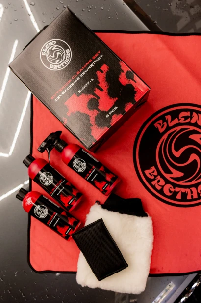 Eleganckie czarno-czerwone pudełko Exterior Cleaning Set Blend Brothers – czyszczenie zewnętrzne auta.