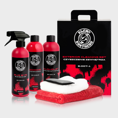 Profesjonalny zestaw do mycia samochodu Blend Brothers: szampon Goodie i piana Cloudlet na mokrym aucie.