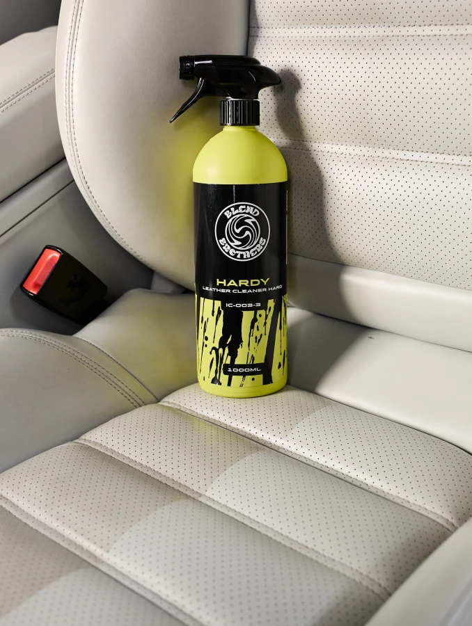 Hardy Leather Cleaner 1l we wnętrzu Lexus – mocny płyn do czyszczenia skórzanych foteli samochodowych.