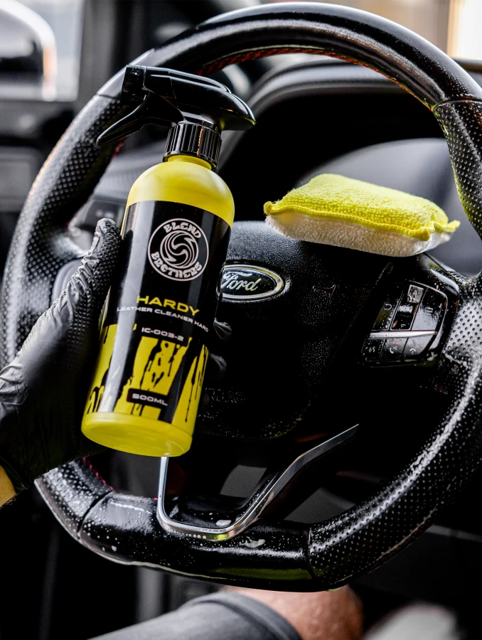 Mocny preparat do skór Hardy Leather Cleaner 5l przygotowany do renowacji skórzanego podłokietnika lub kierownicy.