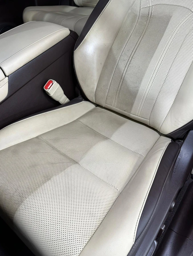 Hardy Leather Cleaner 5000ml we wnętrzu Lexus mocny płyn do czyszczenia skórzanych foteli samochodowych.