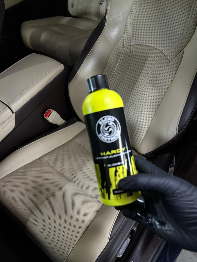 Hardy Leather Cleaner 5l we wnętrzu Lexus – mocny płyn do czyszczenia skórzanych foteli samochodowych.