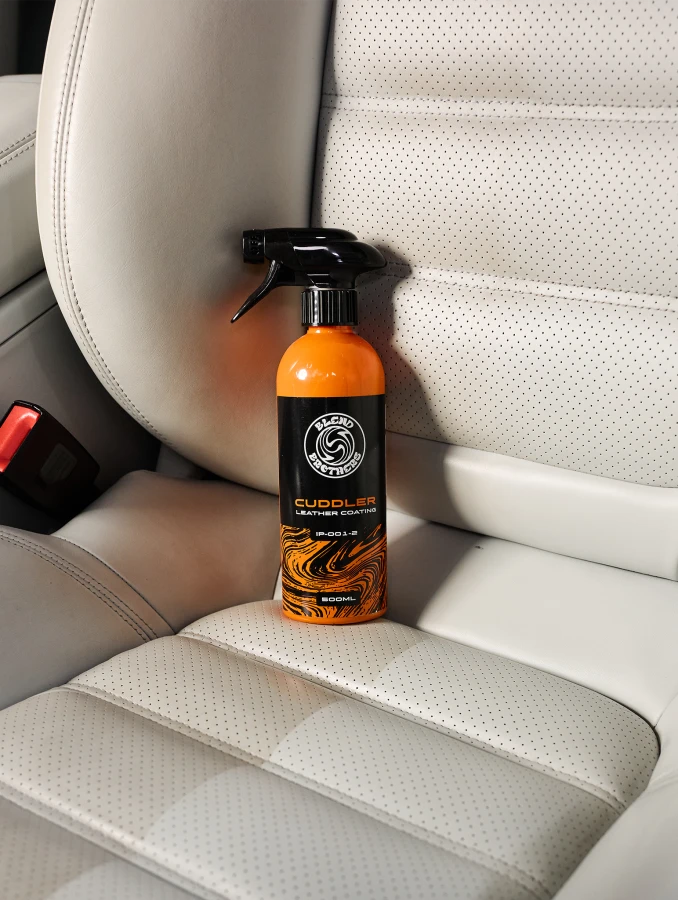 Cuddler Leather Coating 500 ml– profesjonalna ochrona skórzanego wnętrza samochodu. Pokazanie efektu działania produktu na połowie tapicerki.