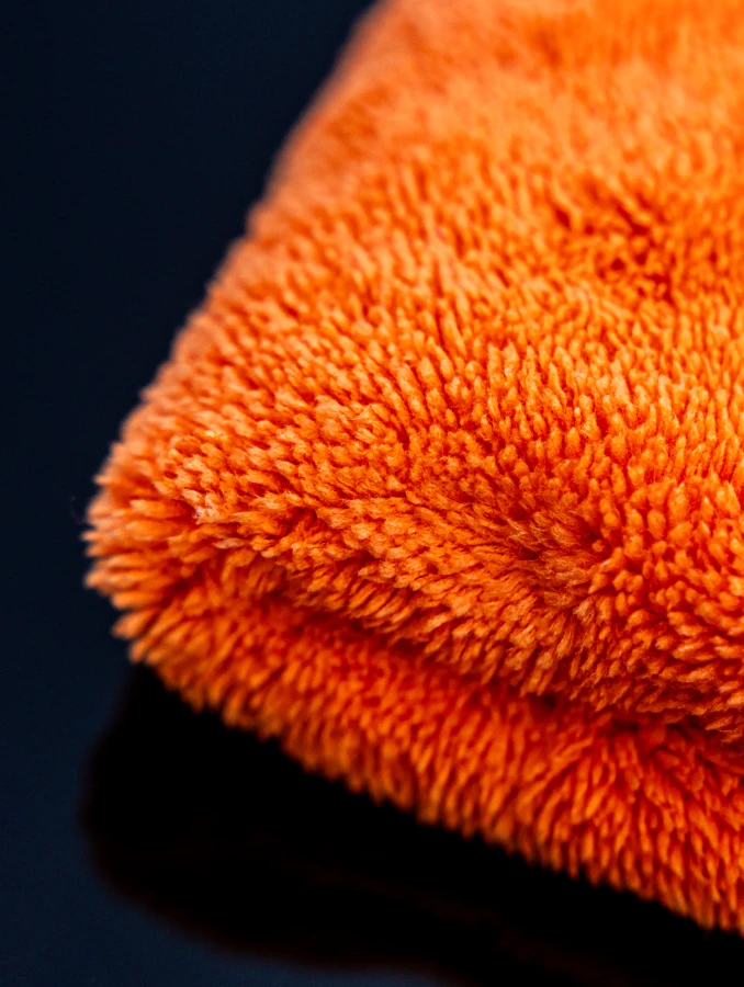Czyszczenie skórzanego fotela samochodowego szczoteczką z zestawu Leather Set Soft.