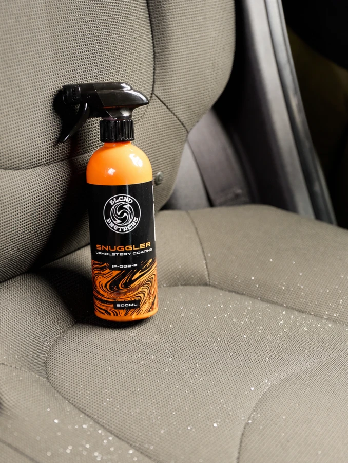 Snuggler Upholstery Coating 500ml – profesjonalna powłoka hydrofobowa zabezpieczająca tapicerkę materiałową przed płynami.