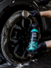 Szorowanie opony pędzelkiem z użyciem Eliminator Wheel Tire Cleaner.