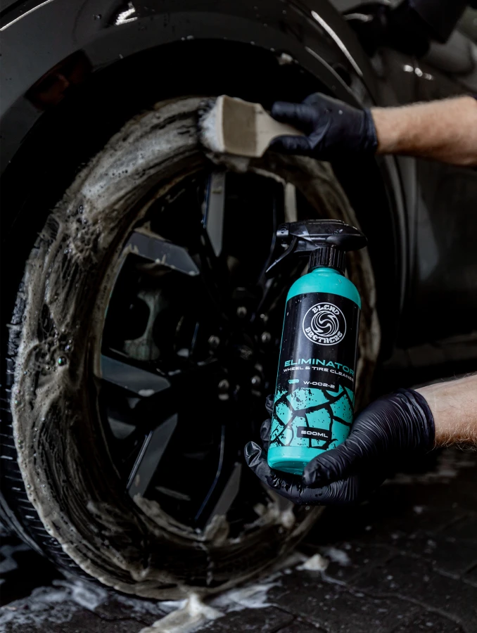 Szorowanie opony pędzelkiem z użyciem Eliminator Wheel Tire Cleaner.