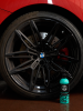 Efekt kropelkowania wody (beading) na powierzchni felgi po aplikacji EZ Wheels.