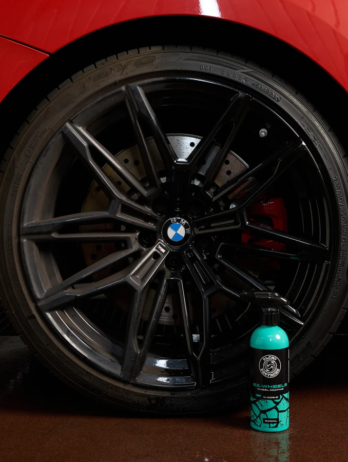 Efekt kropelkowania wody (beading) na powierzchni felgi po aplikacji EZ Wheels.