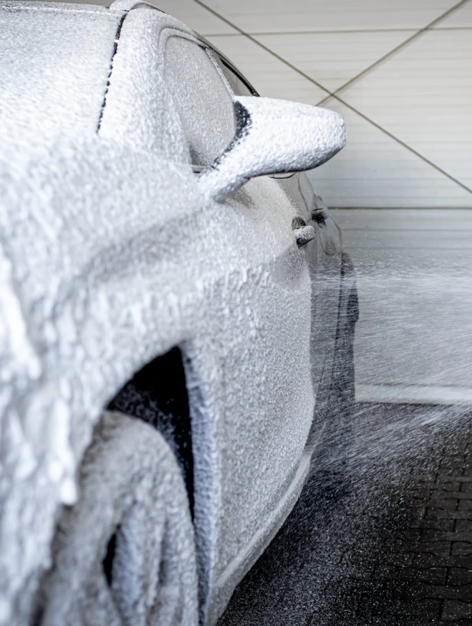 Efekt mycia wstępnego pre-wash z użyciem piany zasadowej.