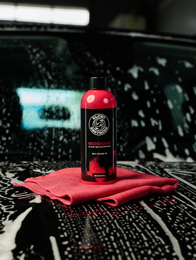 Szampon do mycia auta GOODIE 500ml – skuteczna walka z brudem drogowym.