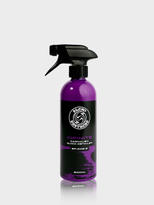 Elegancka czarna butelka INFINITE Carnauba Quick Detailer 500ml z atomizerem na jasnym tle.