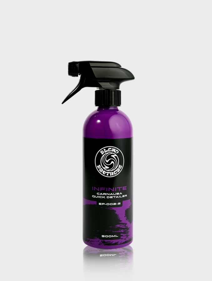 Elegancka czarna butelka INFINITE Carnauba Quick Detailer 500ml z atomizerem na jasnym tle.