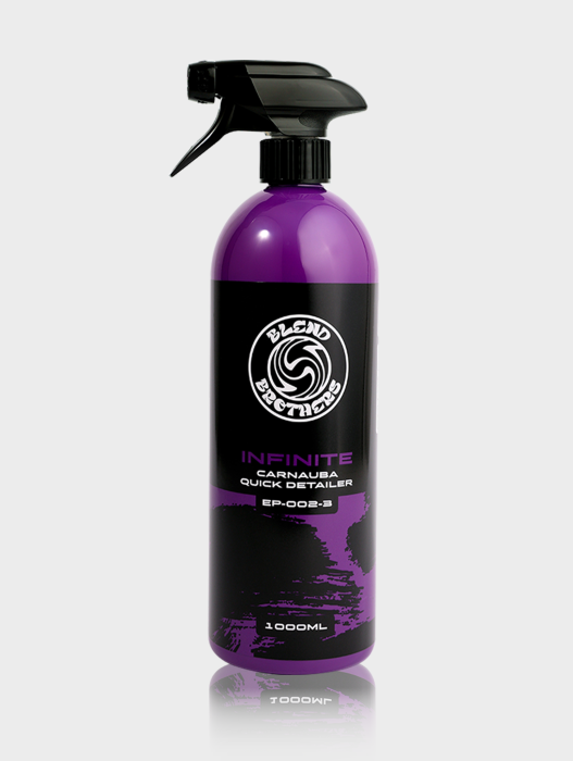 Butelka 1000ml INFINITE Carnauba Quick Detailer z atomizerem na białym tle z odbiciem.