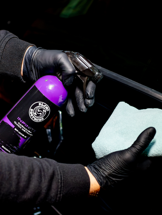 Detailing samochodu z użyciem INFINITE Carnauba Quick Detailer – efekt mokrego lakieru.