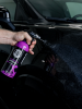 Prezentacja butelki INFINITE Carnauba QD podczas pielęgnacji czarnego lakieru samochodu.
