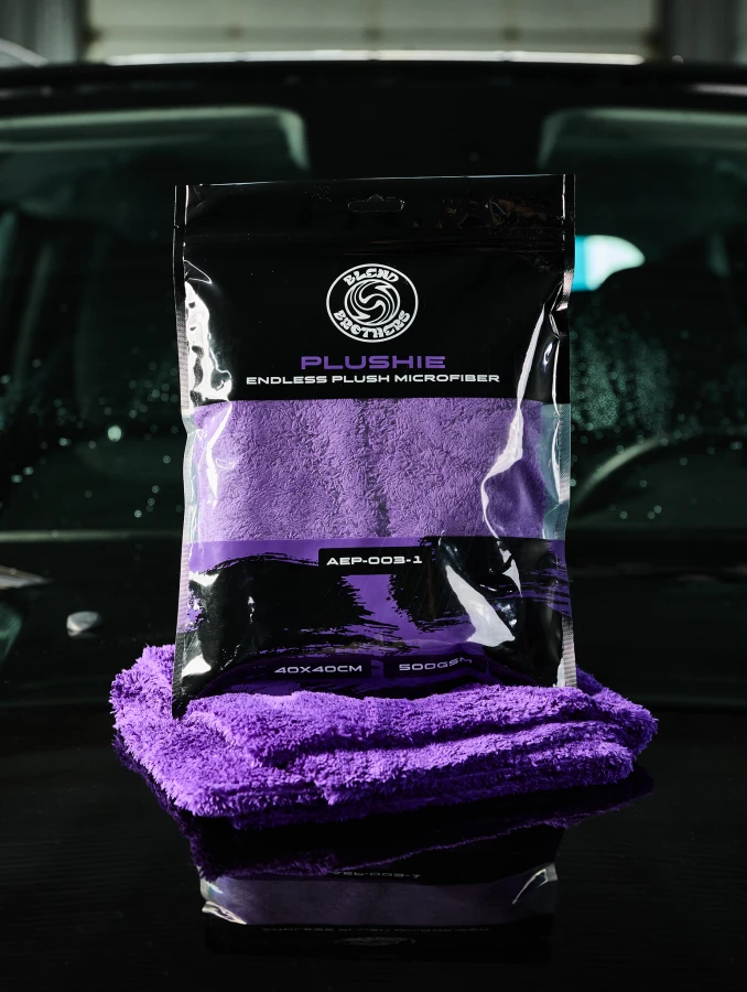 Spray wosk do auta carnauba Infinite z mikrofibrą do wykończenia lakieru.