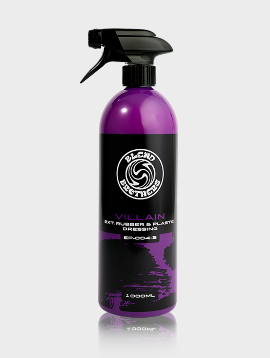 Butelka 1000ml VILLAIN Exterior Rubber and Plastic Dressing z atomizerem na białym tle.