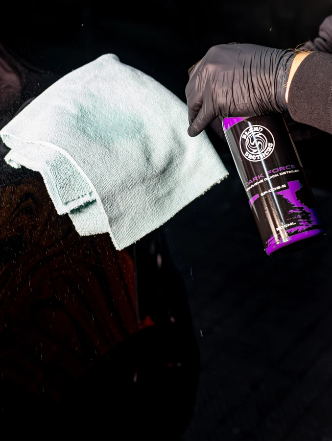 Polerowanie karoserii po nałożeniu grafenowego detailera Dark Force marki Blend Brothers.