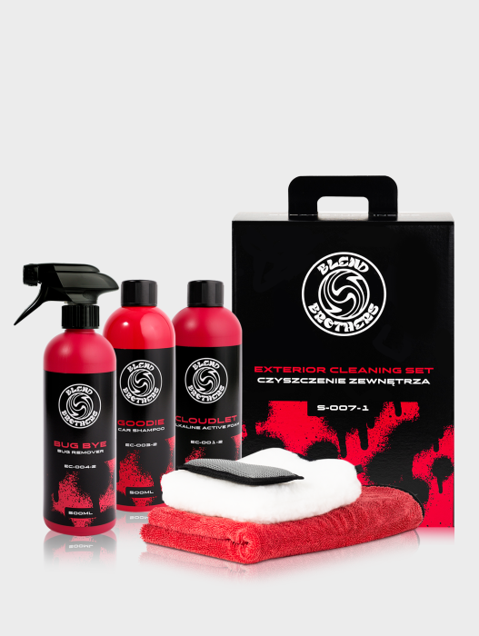 Profesjonalny zestaw do mycia samochodu Blend Brothers: szampon Goodie i piana Cloudlet na mokrym aucie.