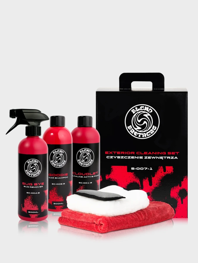Profesjonalny zestaw do mycia samochodu Blend Brothers: szampon Goodie i piana Cloudlet na mokrym aucie.