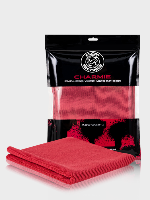 Profesjonalny packshot mikrofibry Charmie Magenta 1 sztuka wraz z opakowaniem na jasnym tle.