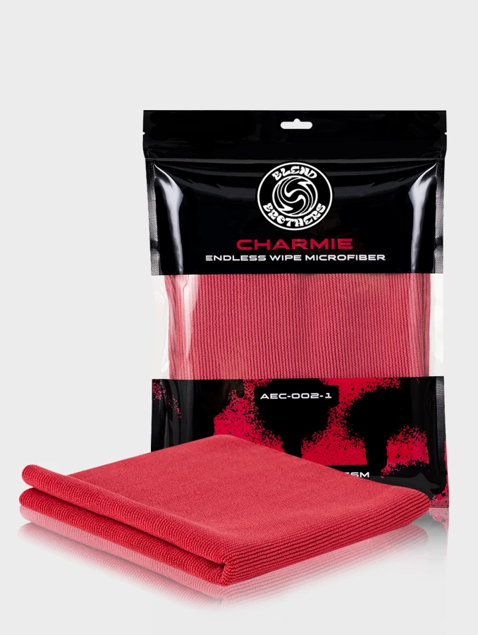 Profesjonalny packshot mikrofibry Charmie Magenta 1 sztuka wraz z opakowaniem na jasnym tle.