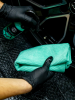 Turkusowa mikrofibra Charmie do felg i opon, pokazanie w użyciu. Zbliżenie na strukturę tkaniny.