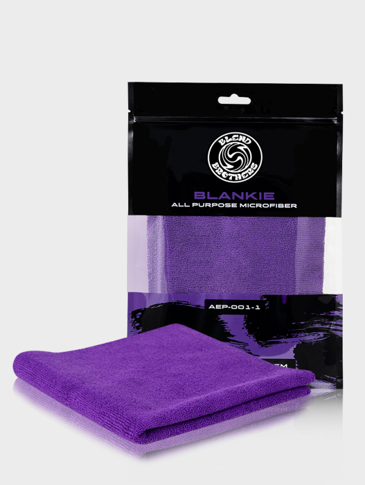 Profesjonalny packshot fioletowej mikrofibry Blankie 1 sztuka wraz z czarnym opakowaniem z logo Blend Brothers.
