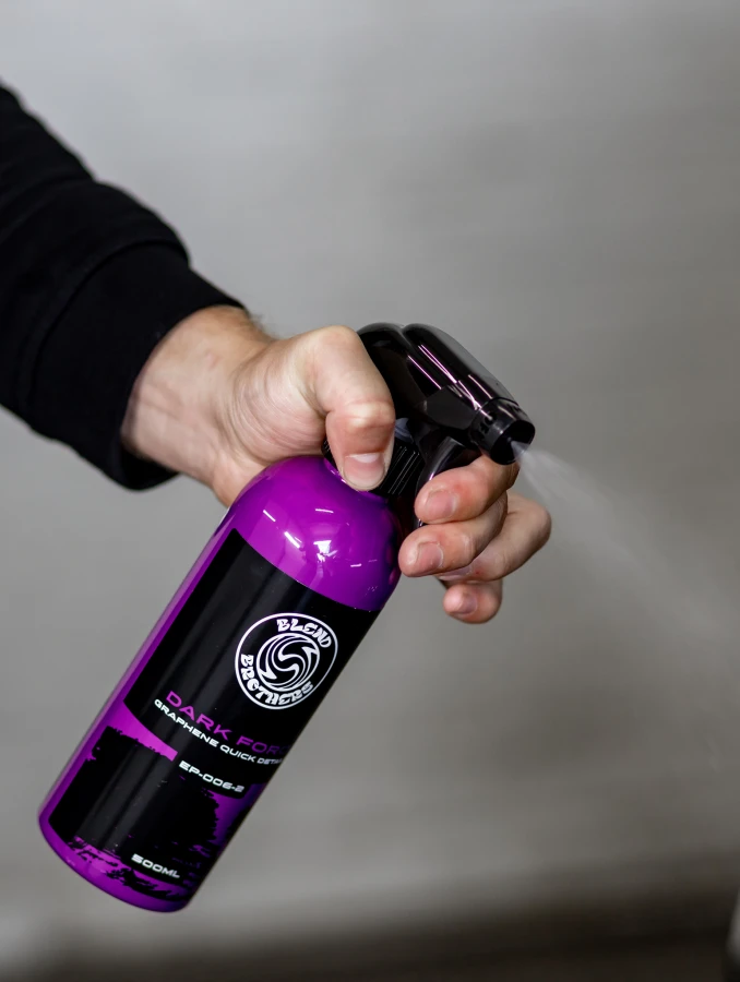 Zestaw quick detailer grafenowy Dark Force do zabezpieczenia i nabłyszczania lakieru.