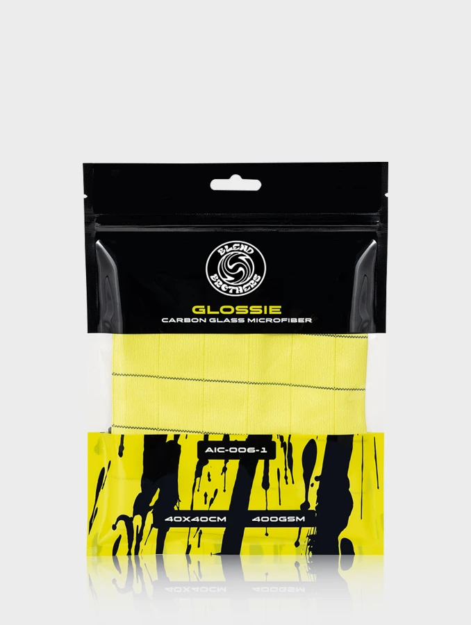 Profesjonalny packshot jednej sztuki mikrofibry Glossie z czarnym opakowaniem na jasnym tle.