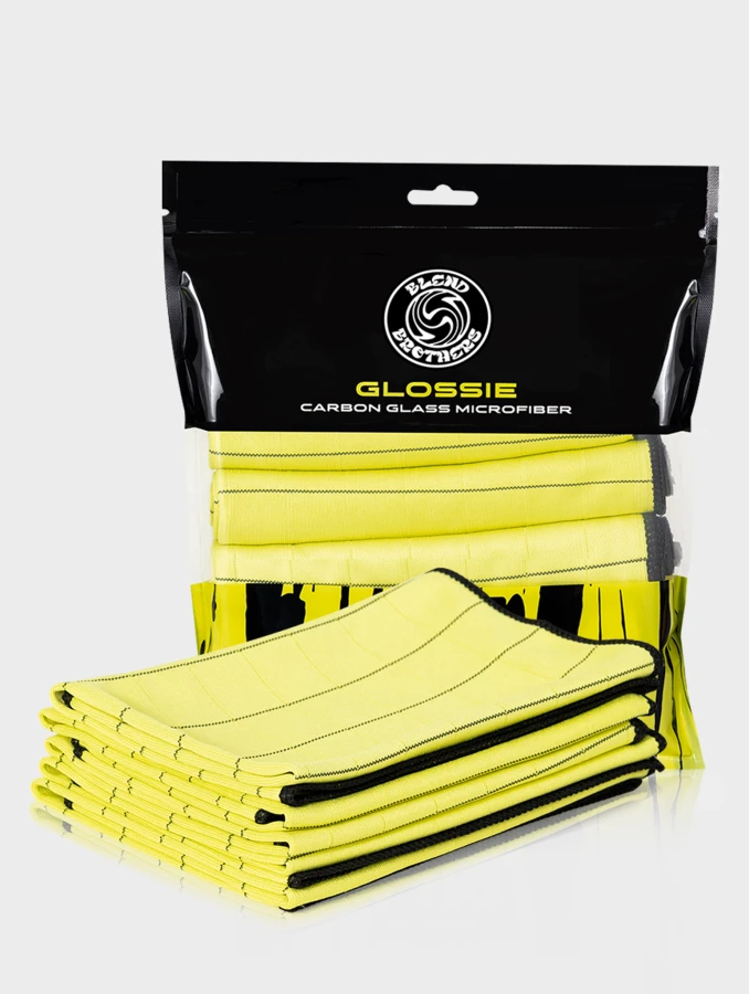 Zestaw 5 sztuk limonkowych mikrofibr Glossie do szyb i wnętrz obok opakowania na limonkowym tle.