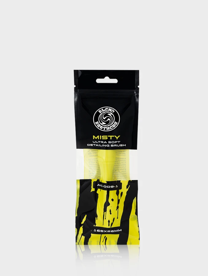 Profesjonalny packshot pędzelka Misty Detailing Brush z gęstym jasnym włosiem na jasnym tle z odbiciem.