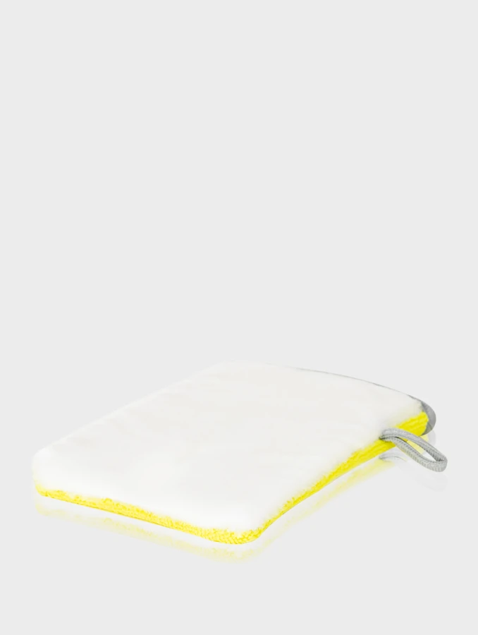 Biało-limonkowa rękawica Crispy Scrub Mitt prezentująca stronę z włosiem do szorowania detali.