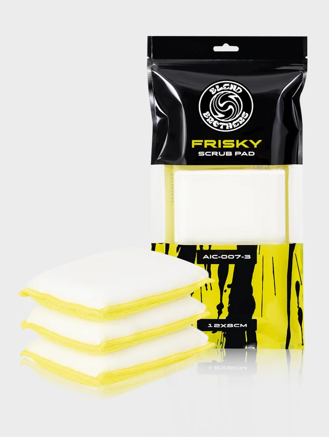 Profesjonalny packshot zestawu 3 padów Frisky z opakowaniem zbiorczym na jasnym tle.